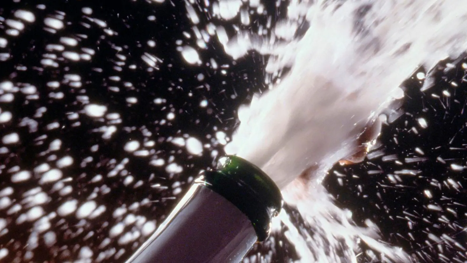 Ob mit oder ohne Grund zum Anstoßen: Die Deutschen lassen gern die Korken knallen.  (Foto: DWI/deutscheweine.de/dpa-tmn)