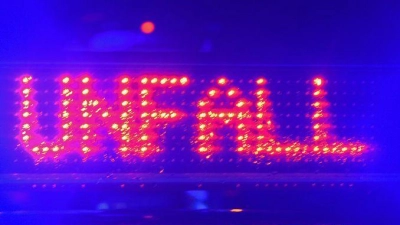 Nach dem schweren Auffahrunfall bei Illertissen war die Straße für mehrere Stunden gesperrt. (Symbolbild) (Foto: Stefan Puchner/dpa)