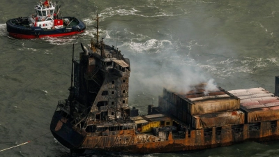 Rauch auf dem Frachtschiff „Solong“.  (Foto: Dan Kitwood/getty pool/AP/dpa)