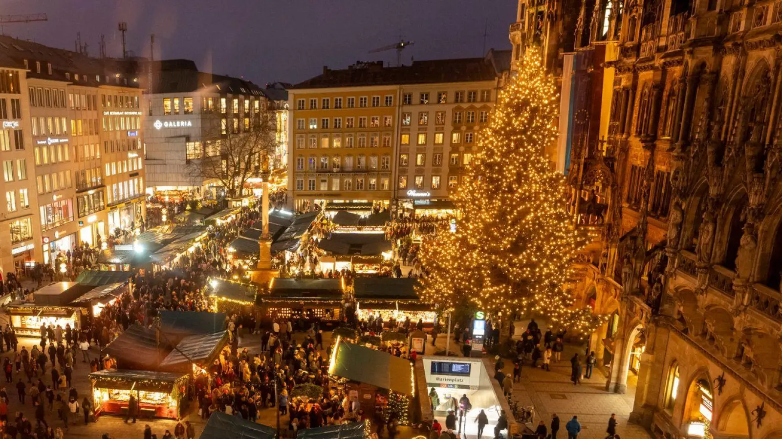 Stimmungsvoll inszeniert gehören Weihnachtsmärkte für viele Menschen zur Vorweihnachtszeit dazu. Die Veranstaltungen sind aber längst auch immer eine große Herausforderung für die Sicherheitsbehörden. (Archivbild)  (Foto: Peter Kneffel/dpa)
