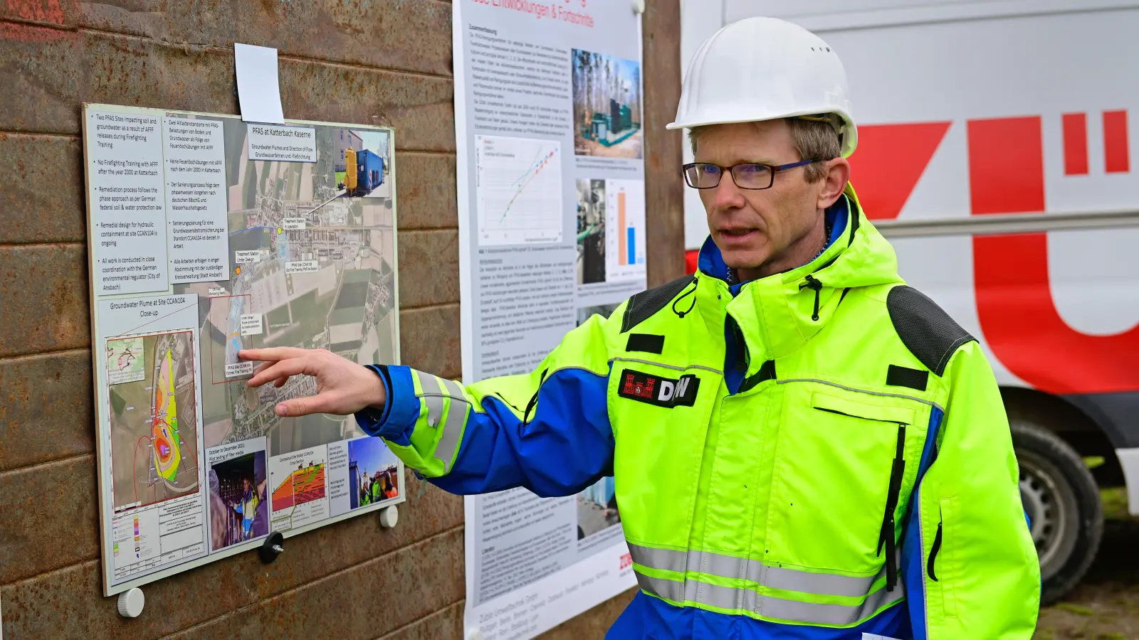 Stephan Haas von der Umweltabteilung der US-Garnison erläuterte an Schautafeln die Einzelheiten der Baumaßnahme. (Foto: Anna Beigel)