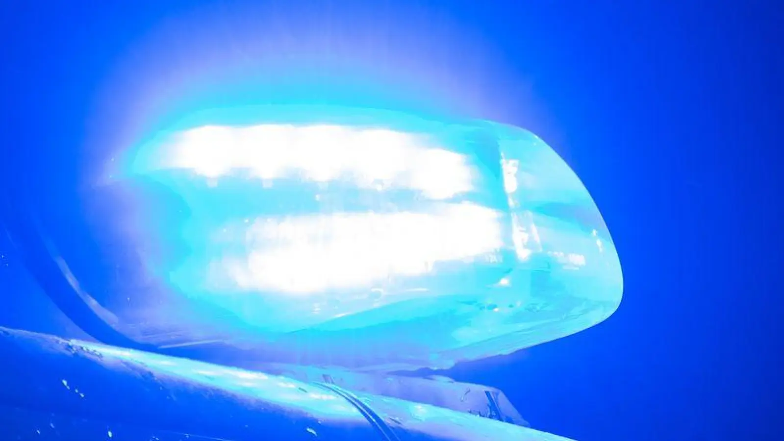 Die Polizei fahndete nach der flüchtigen Frau - sie wurde auf einem Parkplatz angetroffen. (Symbolbild) (Foto: Sarah Knorr/dpa)