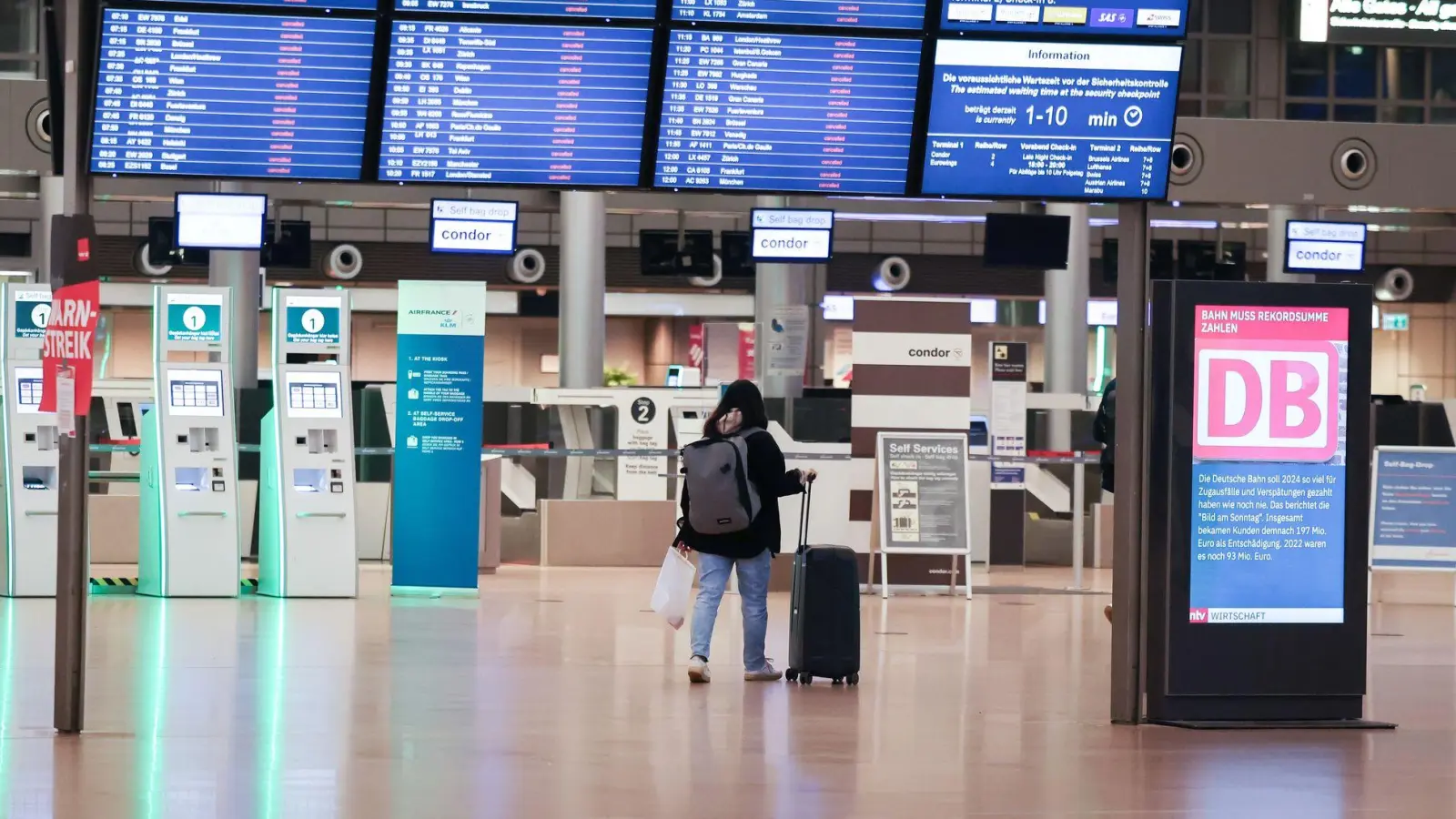 Beschäftigte, deren Rückflug aufgrund eines Warnstreiks verschoben wurde und jetzt andernorts feststecken, sollten schnellstmöglich ihren Arbeitgeber kontaktieren. (Foto: Christian Charisius/dpa/dpa-tmn)