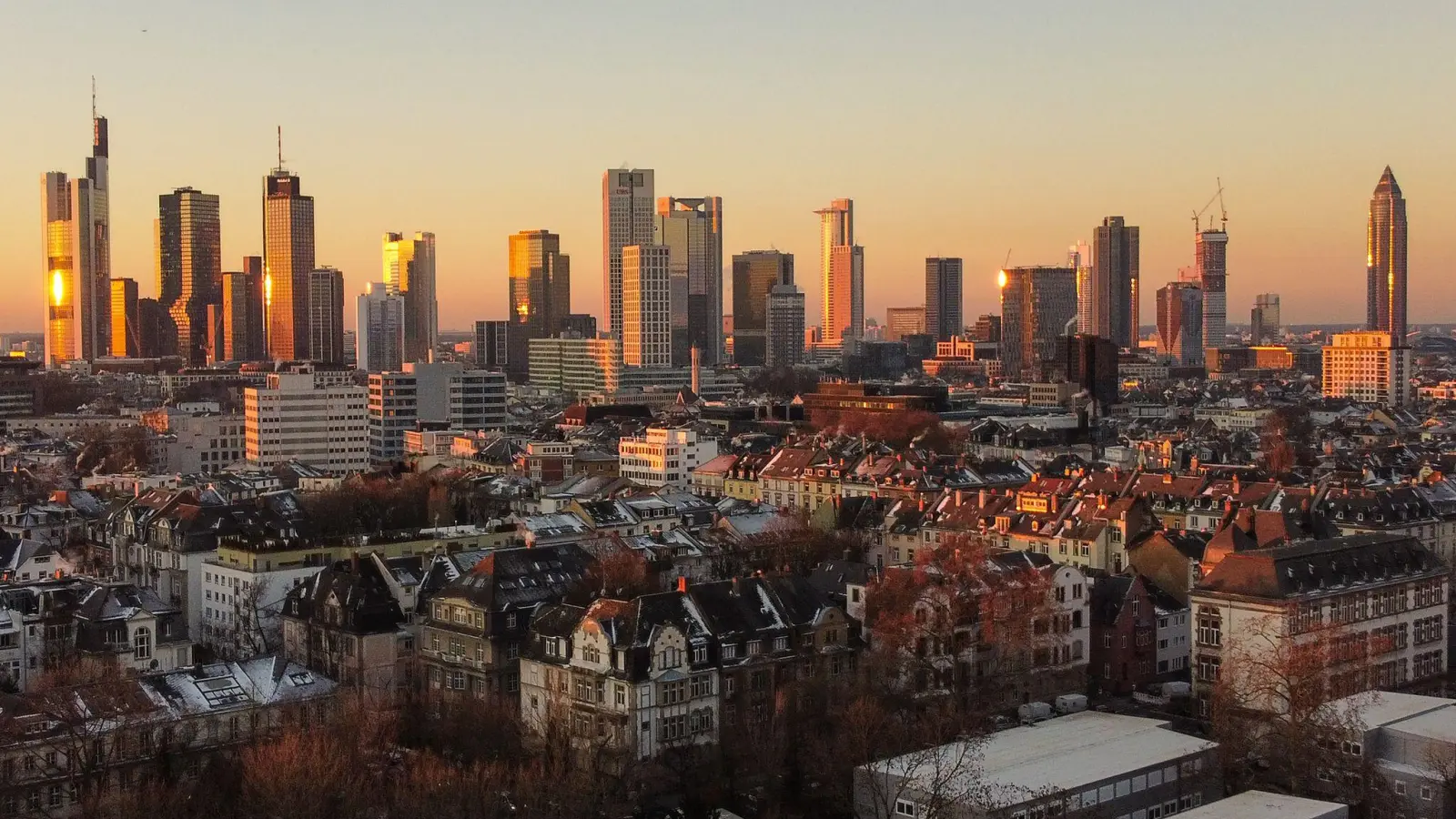 Das Risiko für eine Immobilienblase in Frankfurt ist nach Einschätzung der Schweizer Bank UBS gesunken (Archivbild). (Foto: Boris Roessler/dpa)