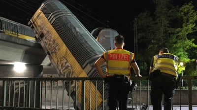 Die Polizei ermittelt, warum die beiden Züge zusammengestoßen sind.  (Foto: Ehsan Monajati/dpa)