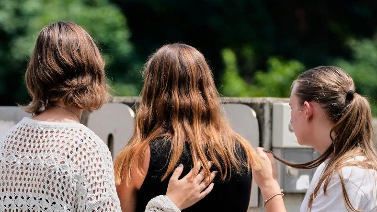 Neun Jugendliche und eine Lehrerin wurden erschossen. Der Täter beging Suizid. (Foto: Darko Bandic/AP/dpa)