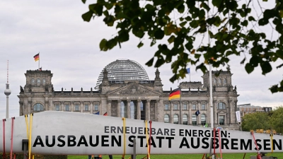 Unter dem Motto „Erneuerbare Energien: Ausbauen statt Ausbremsen“ haben Unternehmen und Verbände der Erneuerbaren-Branche im Berliner Regierungsviertel demonstriert.  (Foto: Soeren Stache/dpa)