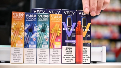 Sie sind bunt designt und haben Geschmacksrichtungen wie „Watermelon Ice“ oder „Classic Mint“: Einweg-E-Zigaretten von Philip Morris (Marke Veev) und British American Tobacco (Vuse).  (Foto: Wolf von Dewitz/dpa)