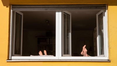 Ob Strand oder Balkonien: Urlaubsglück hängt nicht nur an dem Ort, an dem man ist. (Foto: Peter Kneffel/dpa/dpa-tmn)