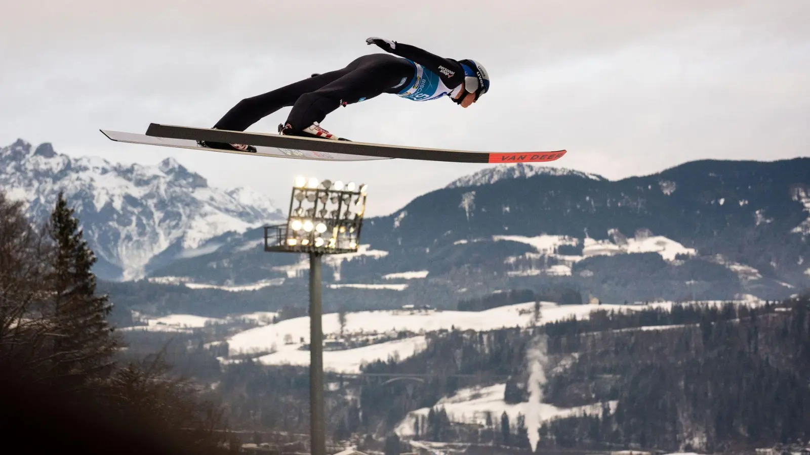 Andreas Wellinger ist in der Qualifikation der beste deutsche Springer. (Foto: Georg Hochmuth/APA/dpa)