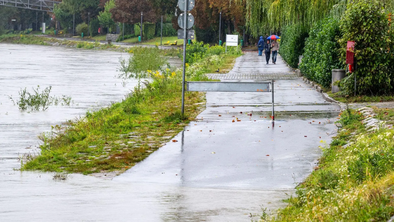 Ein Ufer der Inn in Passau ist überschwemmt. (Foto: Armin Weigel/dpa)