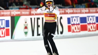 Fliegt allen davon: Domen Prevc. (Foto: Daniel Karmann/dpa)