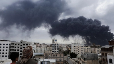 Rauchschwaden steigen nach israelischen Luftangriffen auf Flughafen in Sanaa und auf ein Kraftwerk auf.  (Foto: Osamah Abdulrahman/AP/dpa)
