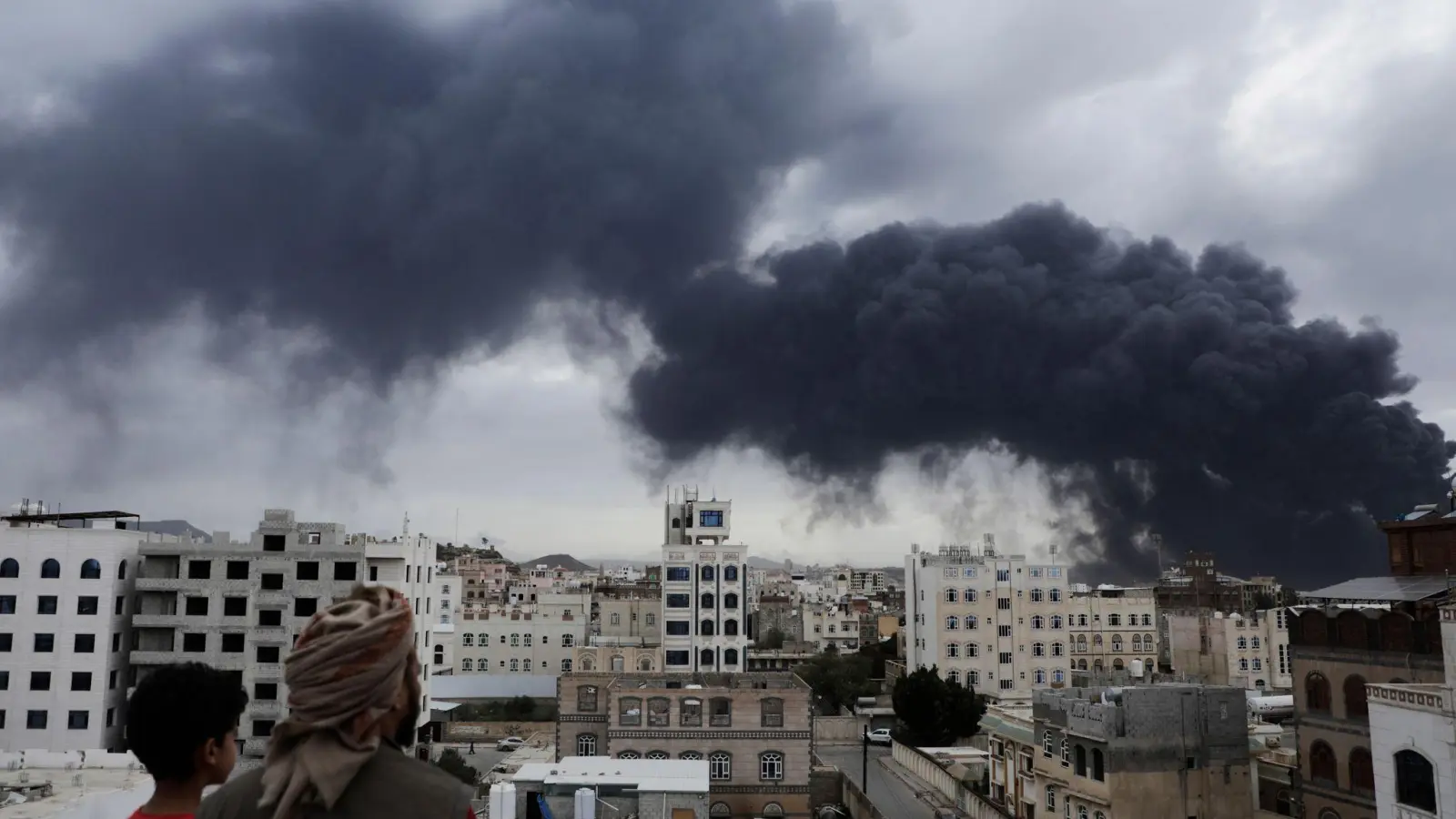 Rauchschwaden steigen nach israelischen Luftangriffen auf Flughafen in Sanaa und auf ein Kraftwerk auf.  (Foto: Osamah Abdulrahman/AP/dpa)