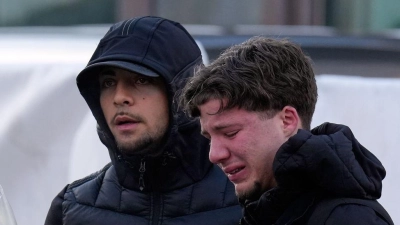 Unendliche Trauer in Crans-Montana.  (Foto: Baz Ratner/AP/dpa)