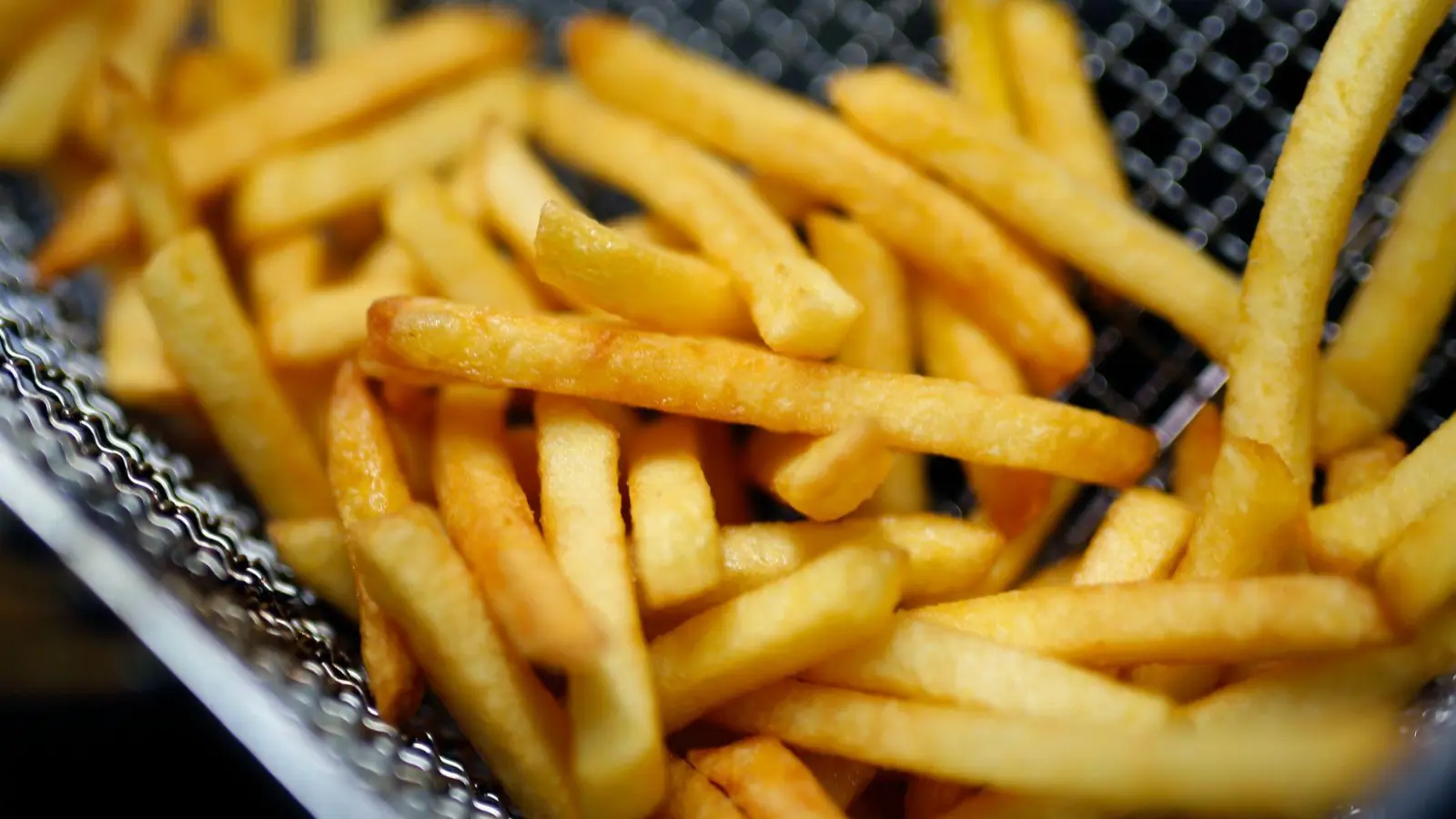 Fritten-Fans mögen es schon geahnt haben. Häufig Pommes auf dem Teller zu haben, ist der Gesundheit nicht sonderlich zuträglich.  (Foto: Ina Fassbender/dpa/dpa-tmn)