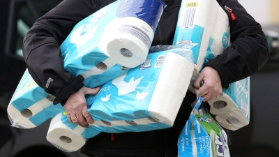 Ein US-Verband warnt Verbraucher vor Hamsterkäufen - trotz drohender Preissteigerungen. (Symbolbild) (Foto: Rene Traut/dpa)