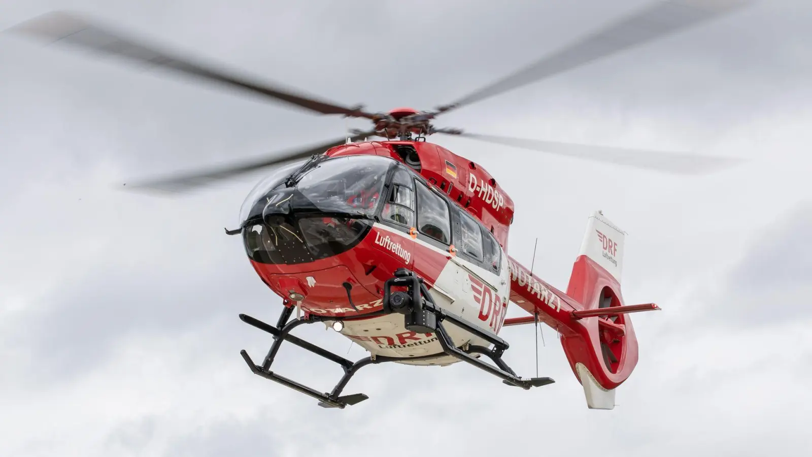 Ein Rettungshubschrauber flog das verletzte Kind in eine Klinik. (Foto: Daniel Karmann/dpa)