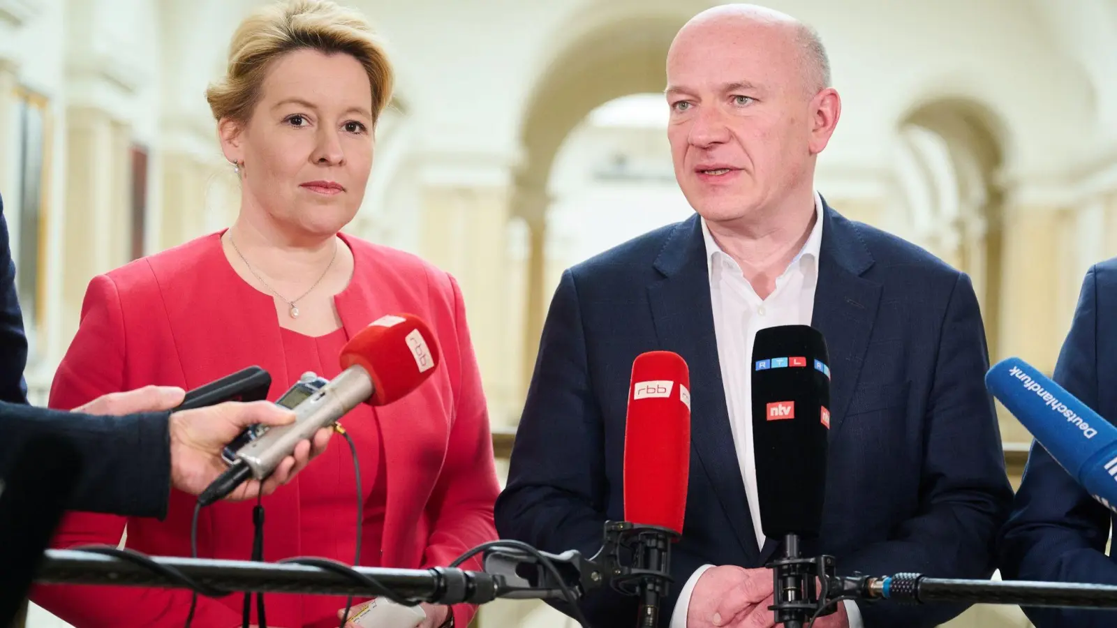 Berlins Noch-Regierende Bürgermeisterin Franziska Giffey und CDU-Spitzenkandidat Kai Wegner und ihre Delegationen haben die Arbeit am neuen Koalitionsvertrag beendet. (Foto: Annette Riedl/dpa)