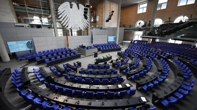 Ab jetzt ist der Bundestag am Zug: Manche meinen, die Parlamentarier müssten den Haushalt der Regierung völlig neu schreiben. (Archivbild) (Foto: Bernd von Jutrczenka/dpa)