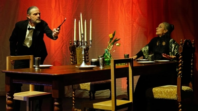 Schaut nach „Dinner for One aus” in Farbe aus – und ist es auch: Nicole Schneider als Miss Sophie und Frank Siebenschuh als Butler James steuerten zur Silvestergala des Ansbacher Theaters den Sketchklassiker bei. (Foto: Elke Walter)