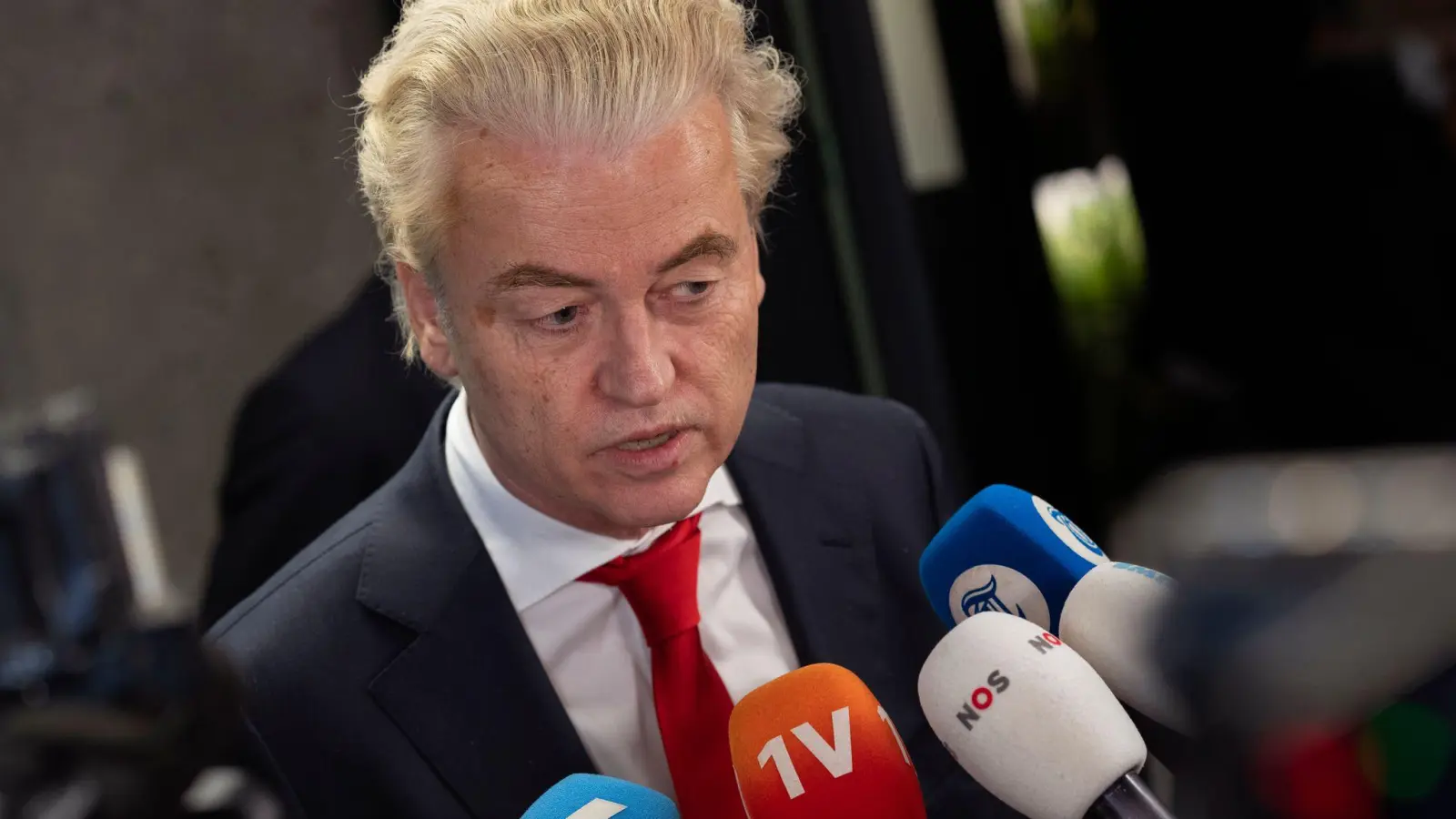 Der niederländische Rechtspopulist Geert Wilders gratulierte als einer der ersten Donald Trump zum Wahlsieg, bevor dieser offiziell verkündet wurde. (Foto: Peter Dejong/AP/dpa)