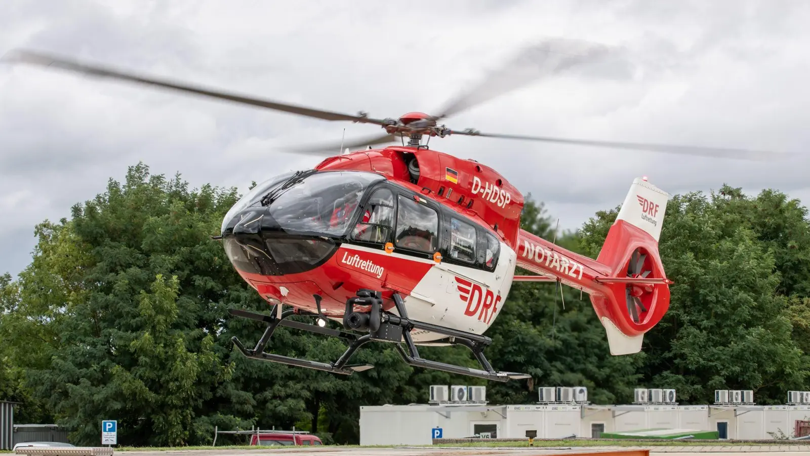 Der Autofahrer wurde laut einem Polizeisprecher per Hubschrauber zum Krankenhaus geflogen. (Symbolbild) (Foto: Daniel Karmann/dpa)