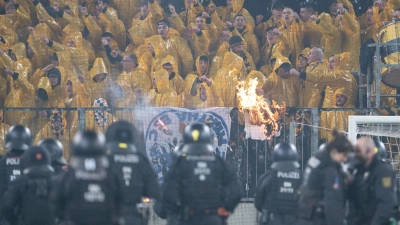 Das Spiel Dresden gegen Hertha BSC im April wurde von Ausschreitungen überschattet. (Archivbild) (Foto: Sebastian Kahnert/dpa)