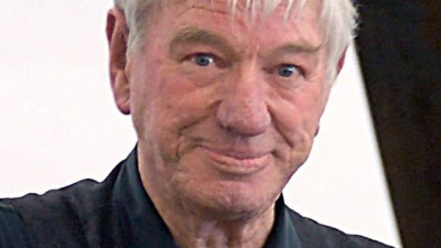 Die 2017 gestorbene Bildhauer Alf Lechner, hier im Jahr 2005 zwischen eigenen Stahlskulpturen, wäre in diesem Jahr 100 Jahre alt geworden. In mehreren Orten Bayerns sind deswegen nun Ausstellungen zu Lechner zu sehen. (Archivfoto) (Foto: picture alliance / dpa)