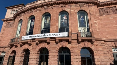 Am Staatstheater Mainz wurde am Freitag ein Banner mit der Aufschrift „Wir sind Opernhaus des Jahres“ aufgehängt. (Foto: Christian Schultz/dpa)