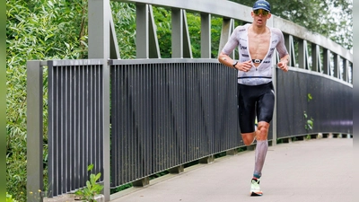 Triathlet Magnus Ditlev holt sich den Sieg in Roth. (Foto: Daniel Karmann/dpa)