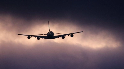 Eskalation über den Wolken: Bei schwerem Fehlverhalten dürfen Piloten zwischenlanden, und der Passagier zahlt. (Foto: Christian Charisius/dpa/dpa-tmn)