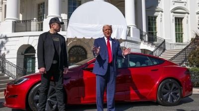 Selbst US-Präsident Trump (r) kaufte Tesla-Chef Musk ein Model S medienwirksam ab. (Archivbild) (Foto: -/Pool/AP/dpa)
