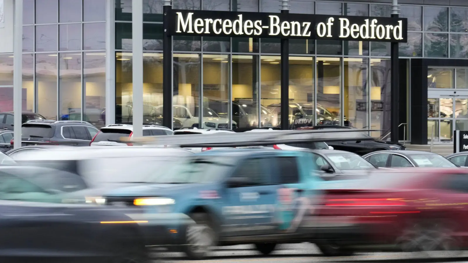 Senatoren versicherten, dass sie kein Verkaufsverbot für Mercedes-Autos anstrebten. (Archivbild) (Foto: Sue Ogrocki/AP/dpa)