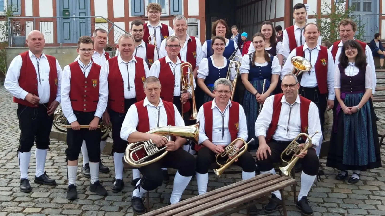 Die Blaskapelle Geslau ist gern unterwegs. Das Foto zeigt die Musikerinnen und Musiker im thüringischen Gleichamberg. Zur dortigen Bläsergruppe bestehen freundschaftliche Verbindungen. (Foto: Norbert Florschütz)