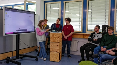 Die Schüler (von links) Natalie Cernokov, Robert Rieber, Raffael Esterle und Kirill Linger stellten ihren KI gesteuerten Roboter vor, welcher sich mit Hilfe von Fotos fortbewegen kann. (Foto: Tizian Gerbing)