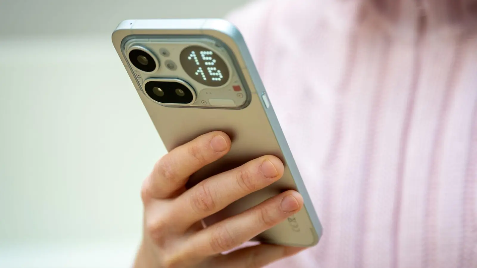 Ein spaciger Block Aluminium. Das Metallgehäuse des Nothing (4a) Pro ist aus einem Stück gefräst. (Foto: Nico Tapia/dpa-tmn)