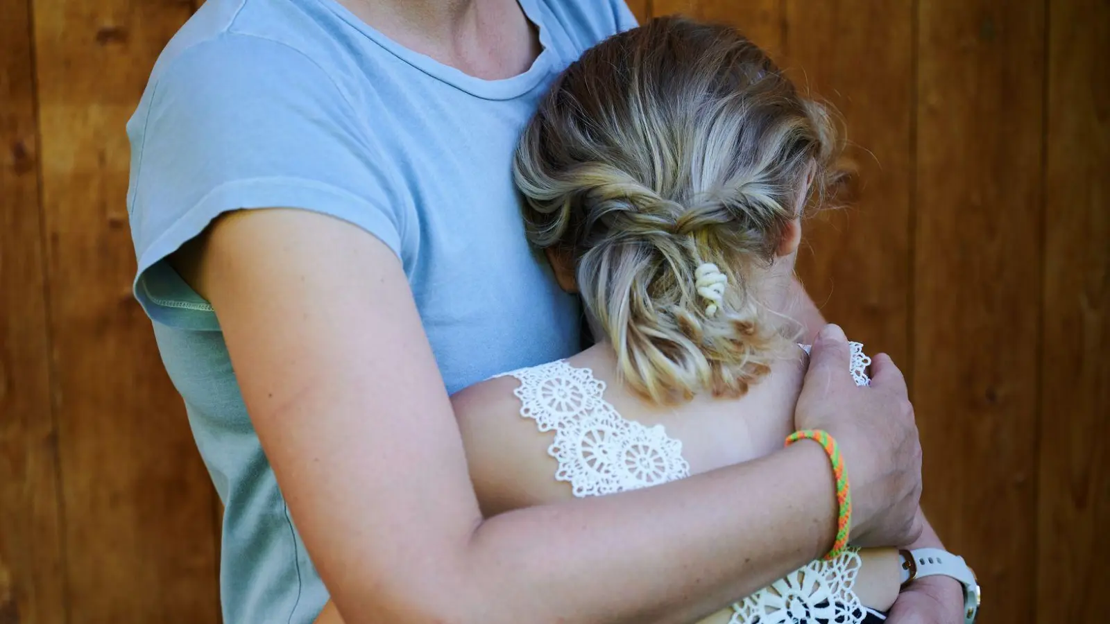 Bei den Fakten bleiben, Gefühle zulassen und auch mal keine Antwort haben - so sprechen Eltern am besten mit ihren Kindern über Ereignisse wie den Amoklauf von Graz. (Foto: Annette Riedl/dpa/dpa-tmn)