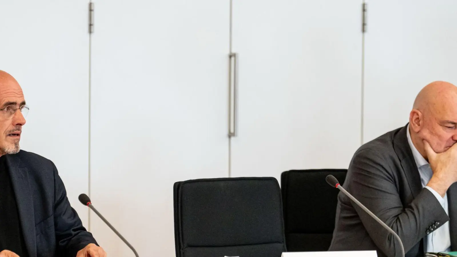 Brandenburgs BSW-Fraktionschef Niels-Olaf Lüders und BSW-Finanzminister Robert Crumbach sind sich nicht einig über die Medienstaatsverträge. (Foto: Fabian Sommer/dpa)