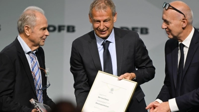 Bernard Dietz (l) wird von Jürgen Klinsmann und DFB-Präsident Bernd Neuendorf für die Ernennung zum Ehrenspielführer gratuliert. (Foto: Arne Dedert/dpa)