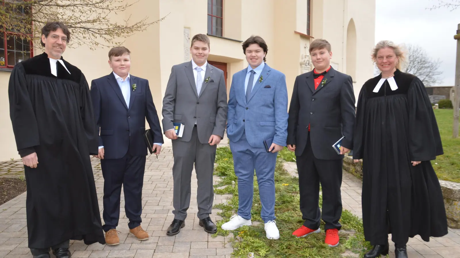 Die Konfirmandinnen und Konfirmanden aus Geilsheim mit Pfarrerin Christine Theilacker-Dürr und Pfarrer Simon Dürr. (Foto: Peter Tippl)