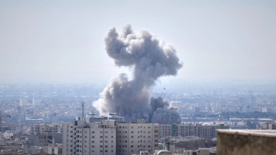 Wie lange die Angriffe auf den Iran und die iranischen Gegenangriffe auf Ziele in Israel und mehreren arabischen Staaten andauern werden, ist noch nicht absehbar. (Foto: Vahid Salemi/AP/dpa)