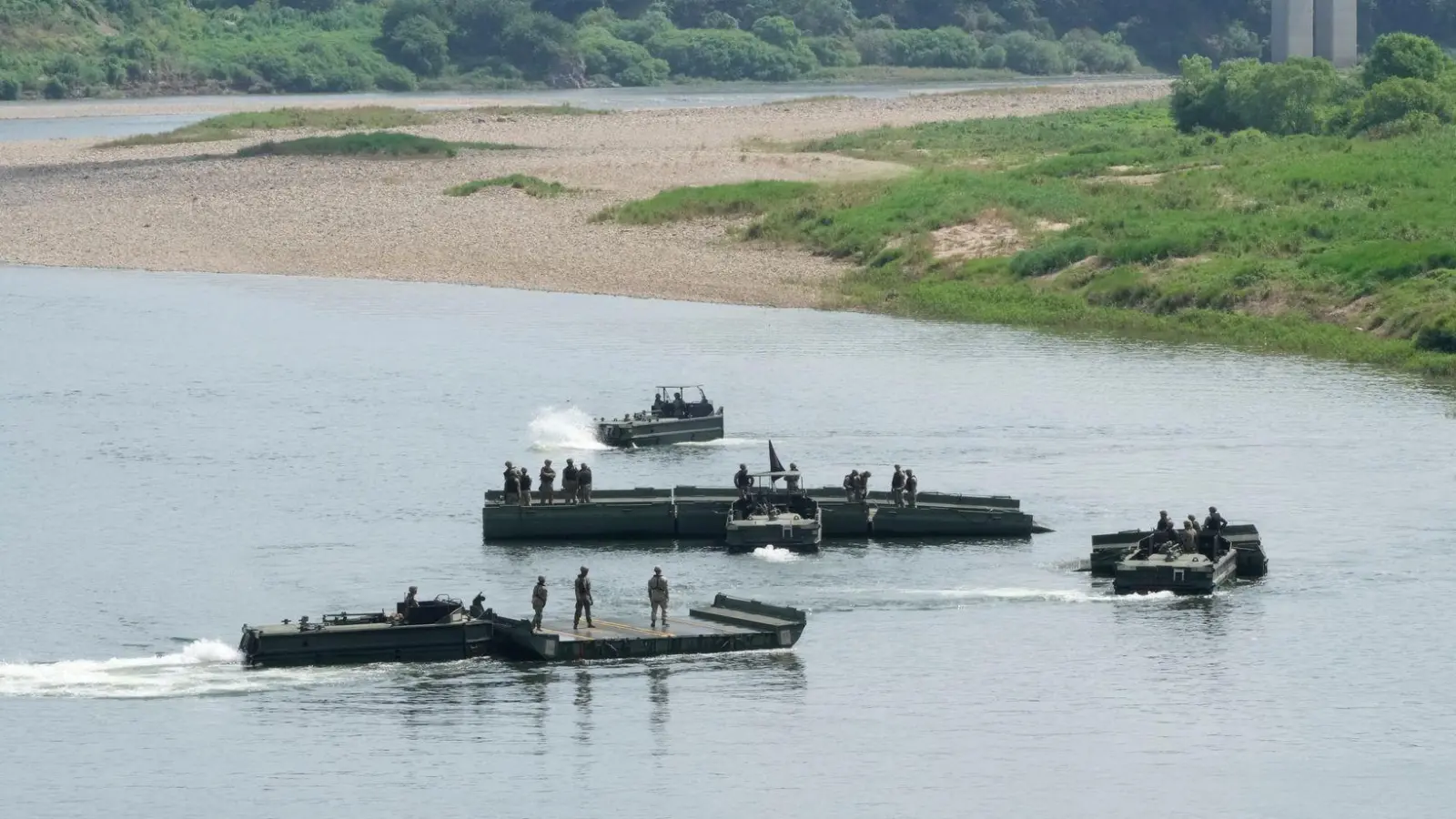Streitkräfte beider Länder halten derzeit nahe der Grenze zu Nordkorea ihre jährliche Militärübung ab. (Foto: Ahn Young-joon/AP/dpa)