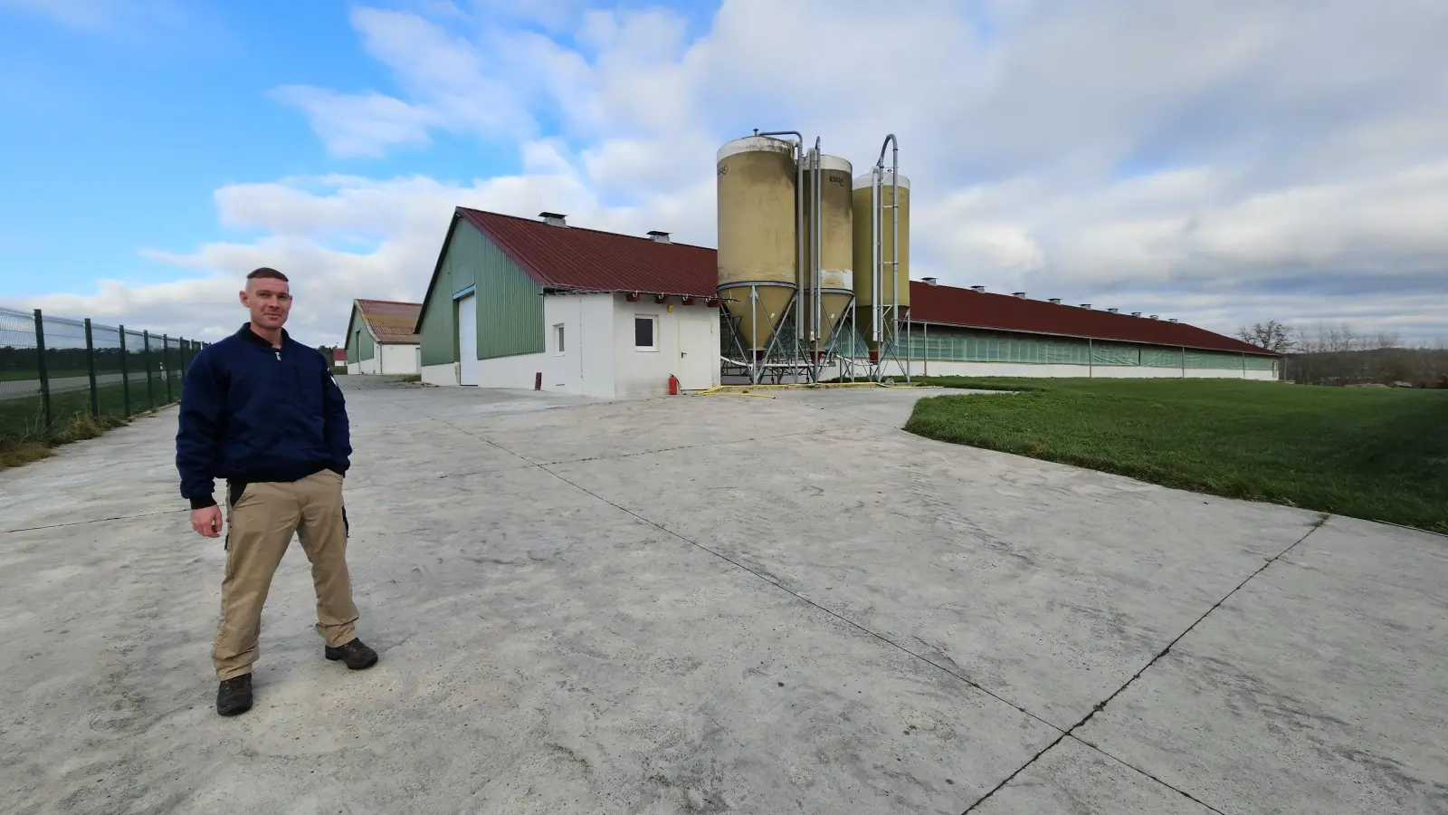 Will seine derzeit leer stehenden Putenmastställe umnutzen und künftig Legehennen halten: Landwirt Christoph Ballenberger. (Foto: Wolfgang Grebenhof)