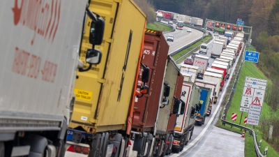 Auf fast 40 Kilometern stauten sich die Lastwagen am Dienstag. (Archivbild) (Foto: Peter Kneffel/dpa)