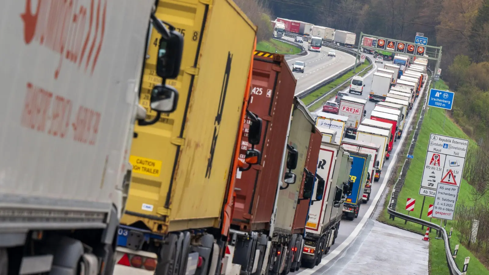 Auf fast 40 Kilometern stauten sich die Lastwagen am Dienstag. (Archivbild) (Foto: Peter Kneffel/dpa)