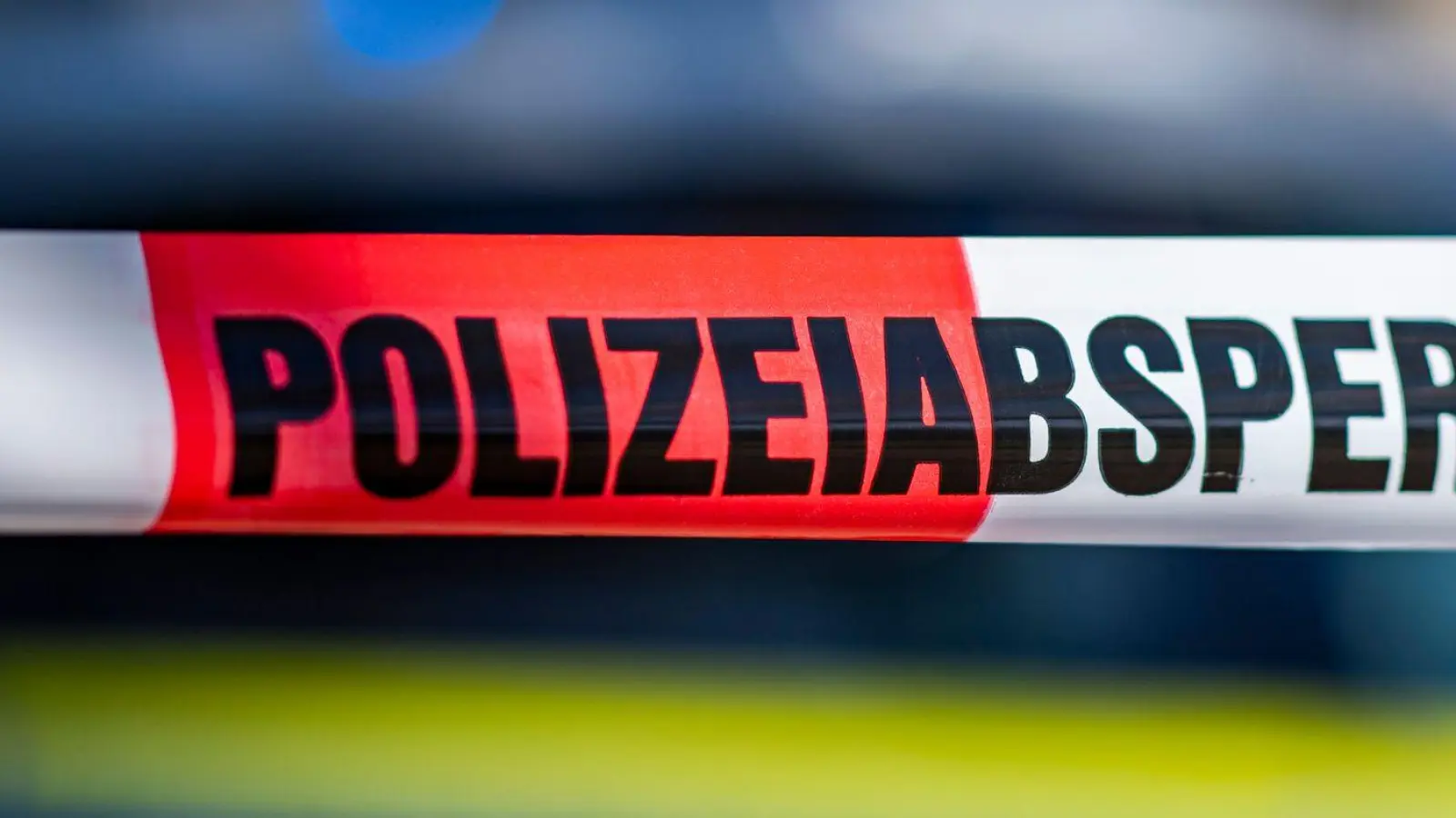 Einsatzkräfte fanden am Montag einen leblosen Mann in Archshofen nahe Tauberzell. (Symbolbild: David Inderlied/dpa)