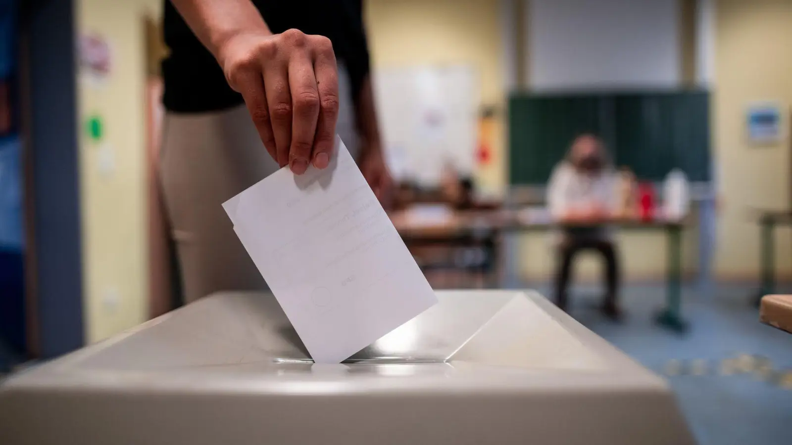 Wahlen in Nordrhein-Westfalen werden stets mit besonders großer Spannung beobachtet: Wie verschieben sich die Gewichte zwischen den Parteien? (Archivbild) (Foto: Fabian Strauch/dpa)