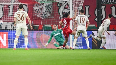 Rodrigo Ribeiro (r) erzielt die Augsburger Führung. (Foto: Harry Langer/dpa)