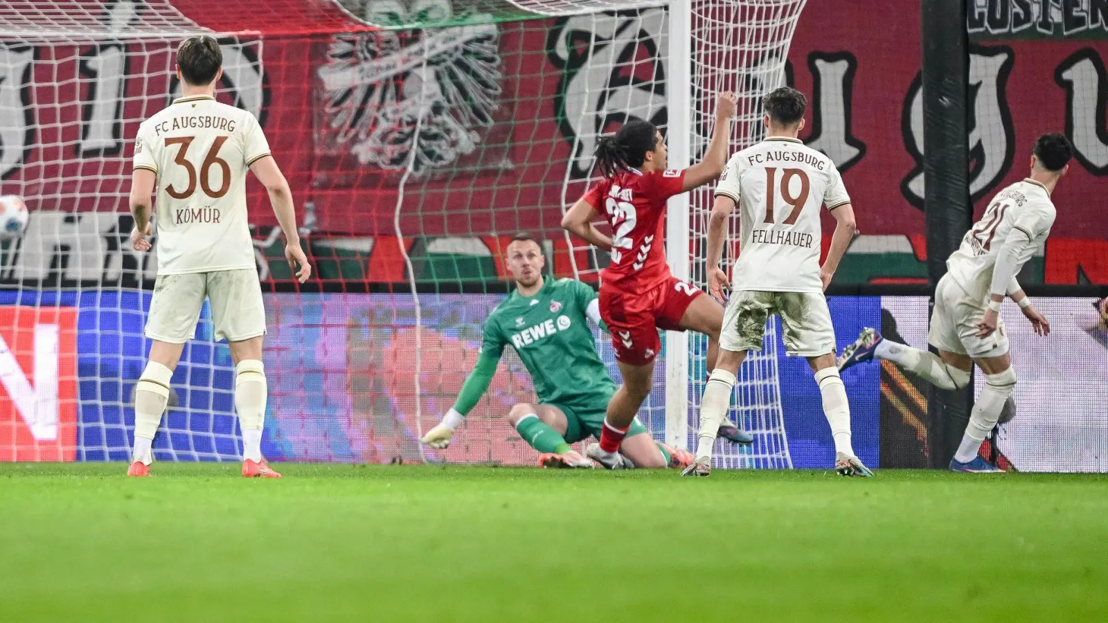 Rodrigo Ribeiro (r) erzielt die Augsburger Führung. (Foto: Harry Langer/dpa)